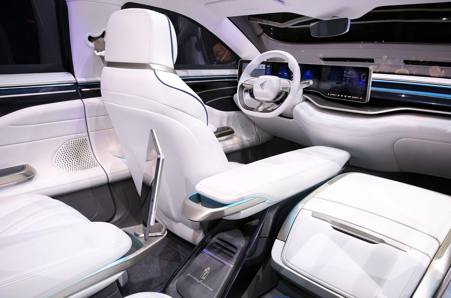 Тайванський суперник Tesla Model S отримав екрани на кузові для спілкування із зовнішнім світом